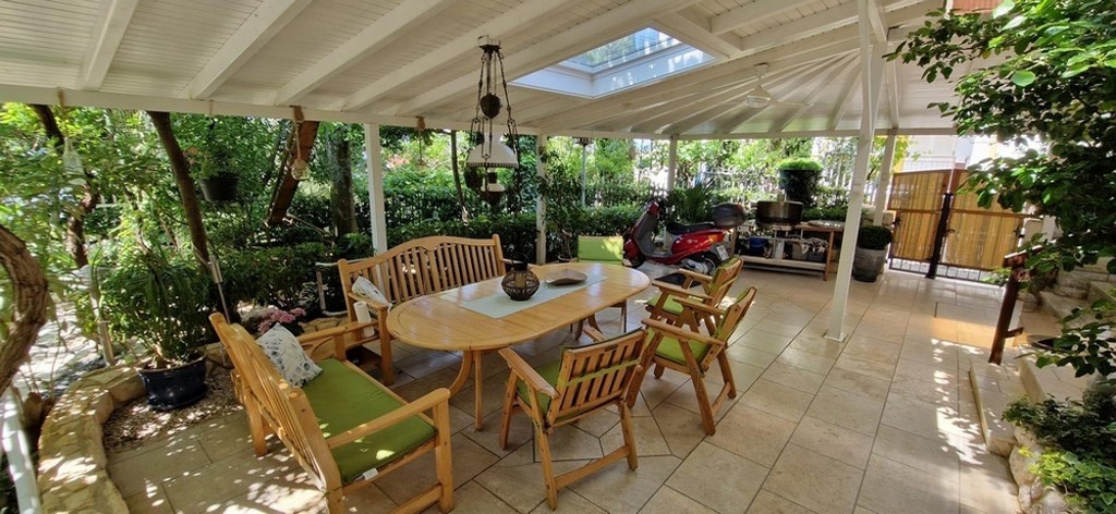 Täckt terrass med gott om plats