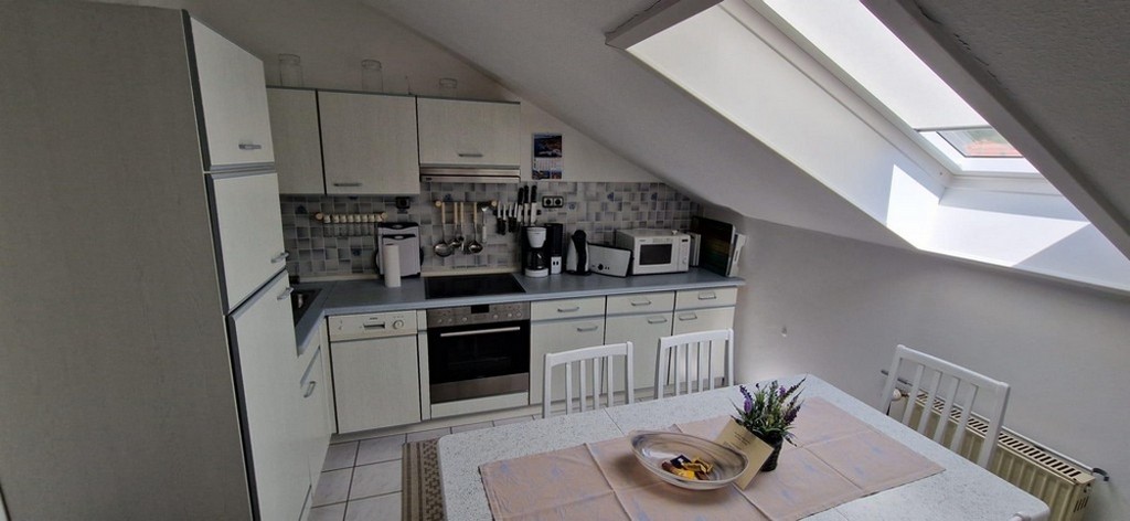 Utrustat kök med fönster