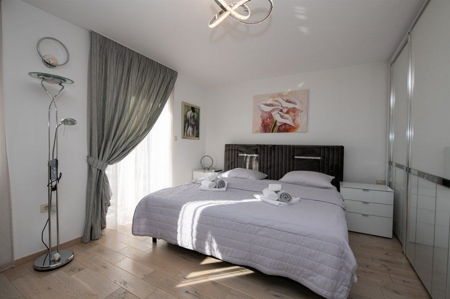 Rymliga sovrum med utgång till terrassen