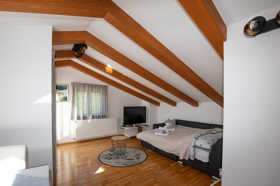 Vackra synliga takbjälkar på vinden