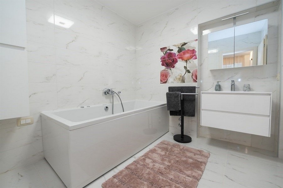 Ljust och stort badrum med fönster