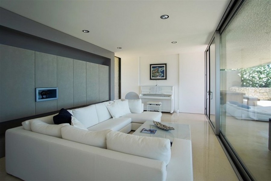 Stort rum med fönsterfront och vacker utsikt över havet