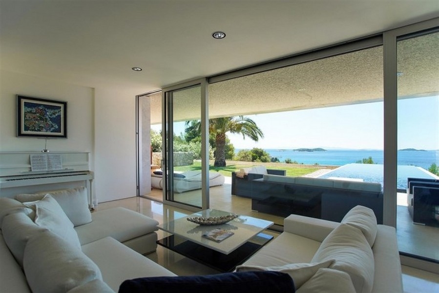 Ljust vardagsrum med stora fönsterpartier