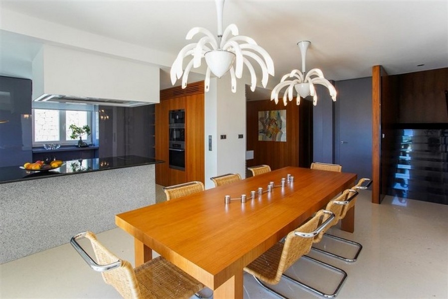 Stor och ljus matplats med gott om plats