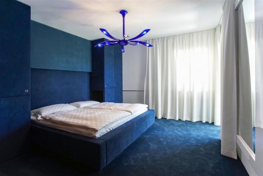 Möblerade sovrum med utgång till balkong