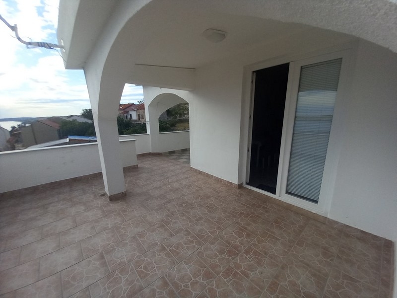 Stor terrass i Kustice bara 800 meter från havet - H2629