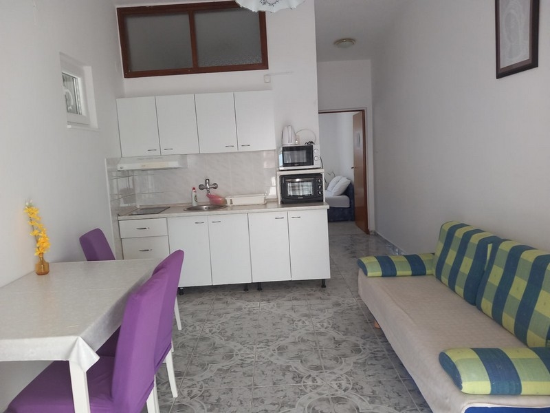 Kök med vardagsrum och balkong i Kustici, ön Pag - Kvarnerbukten