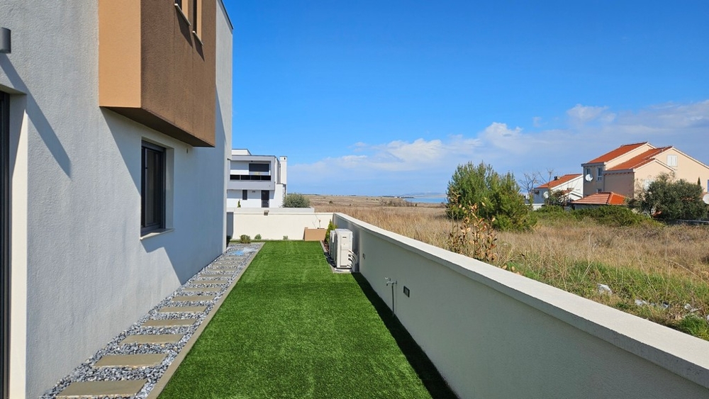 Baksidan av villan på H2640 i Kroatien - Panorama Scouting.