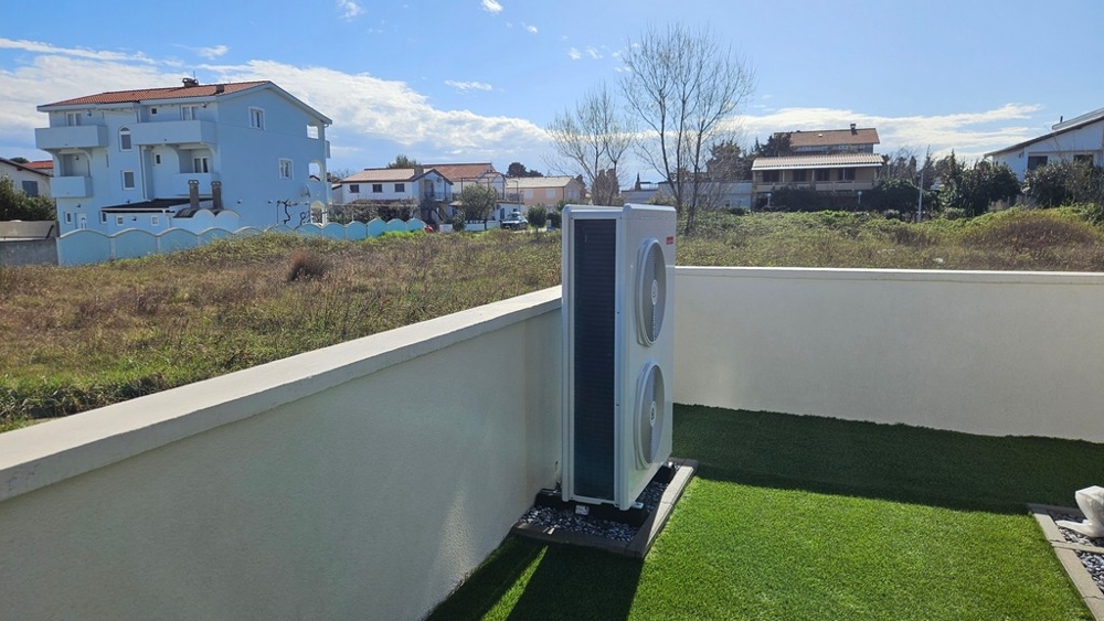 Modern villa med pool och havsutsikt i Zadar-regionen.