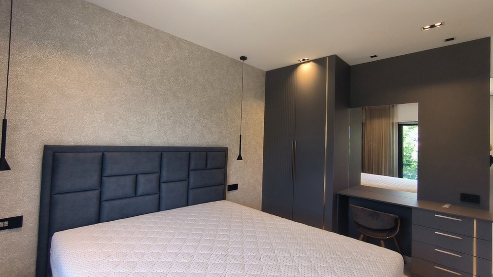 Sovrum med stor säng och modern design