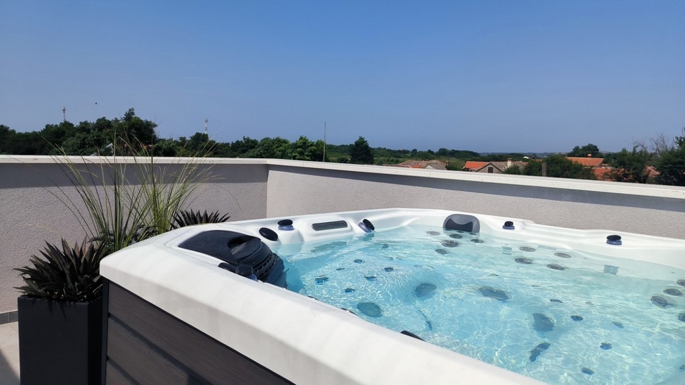 Jacuzzi på takterrassen på fastigheten H2641 i Kroatien.