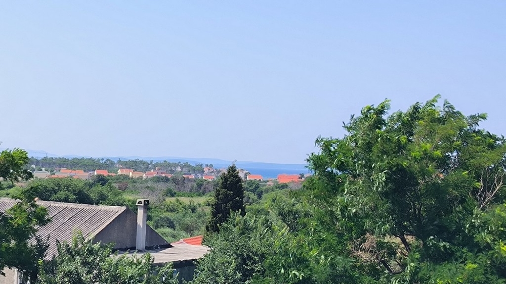 Utsikt från takterrassen över havet och landskapet