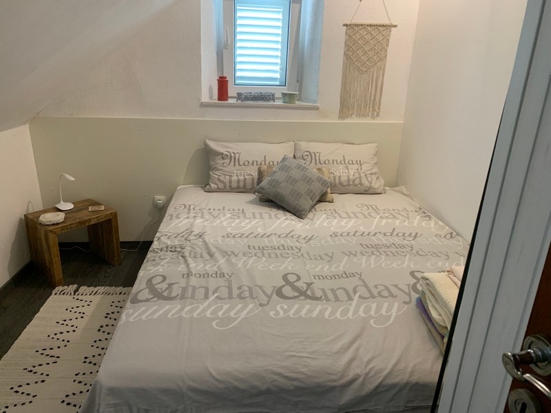 Sovrum med fönster och möbler