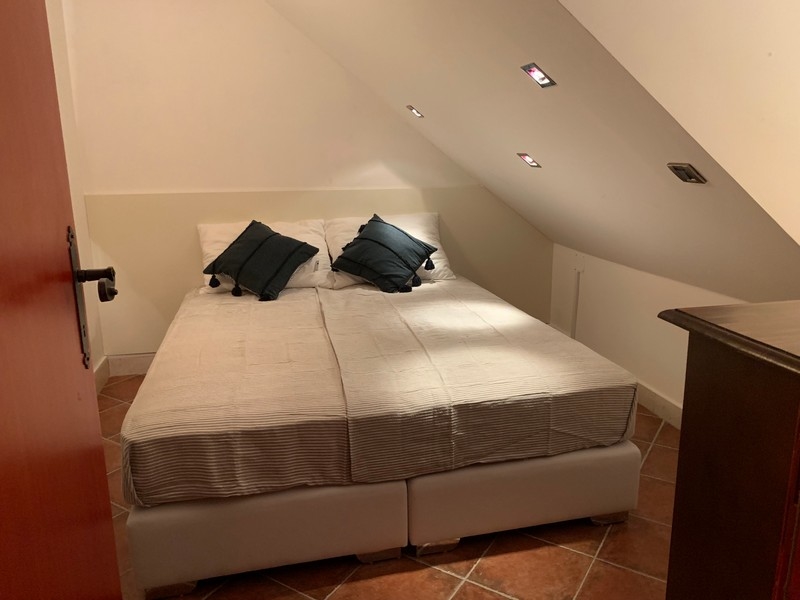 Sovrum med dubbelsäng och belysning