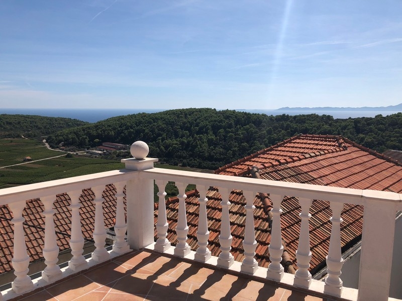 Vackra terrasser med utsikt över havet och bergen