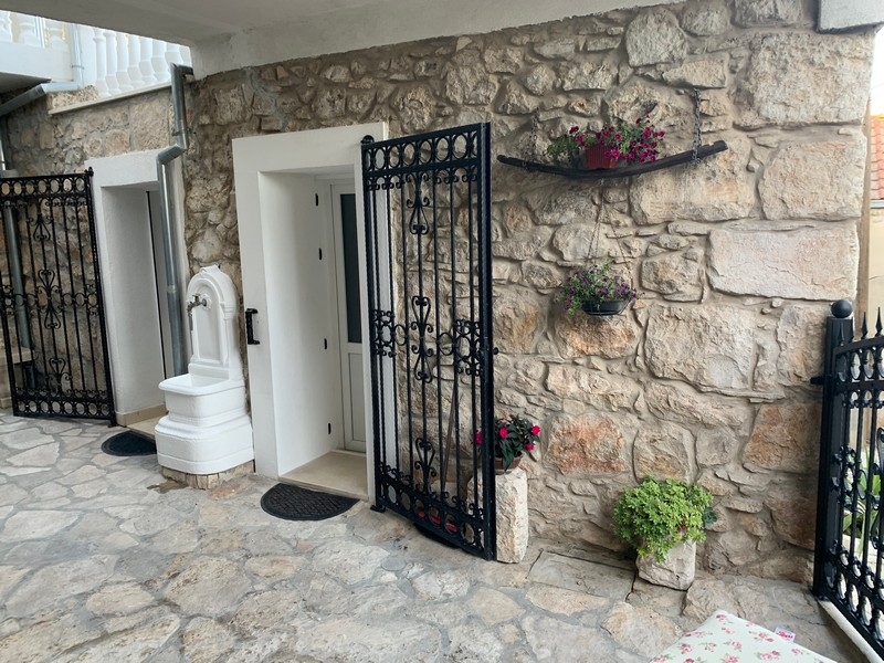 Köp ett vackert hus med stor uppmärksamhet på detaljer i södra Dalmatien - H2643