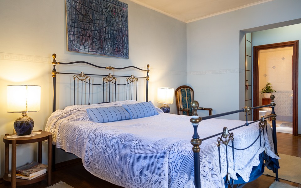 Sovrummet med en bekväm dubbelsäng.