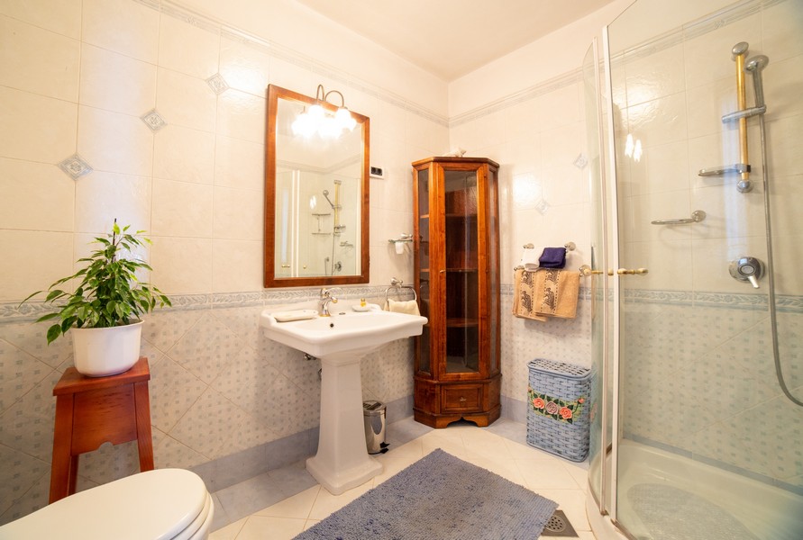 Badrum med dusch i Villa H2645.