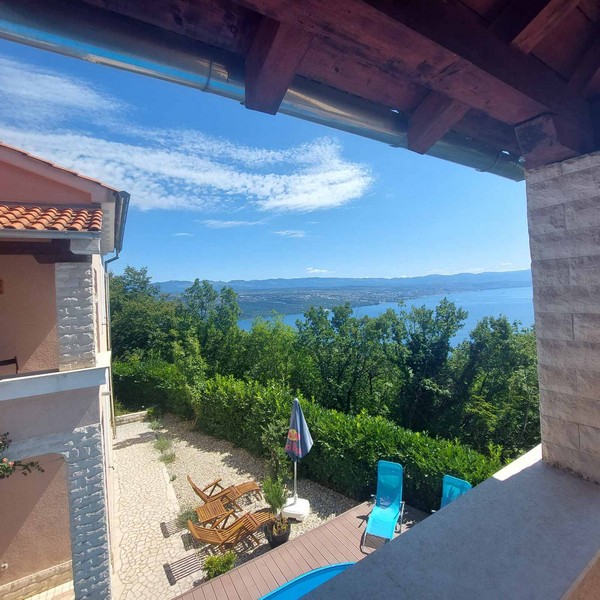 Grill med terrass intill poolen.