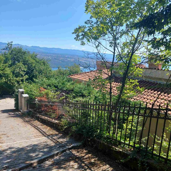 Luftkonditionerat och vackert möblerat vardagsrum med tillgång till terrassen.