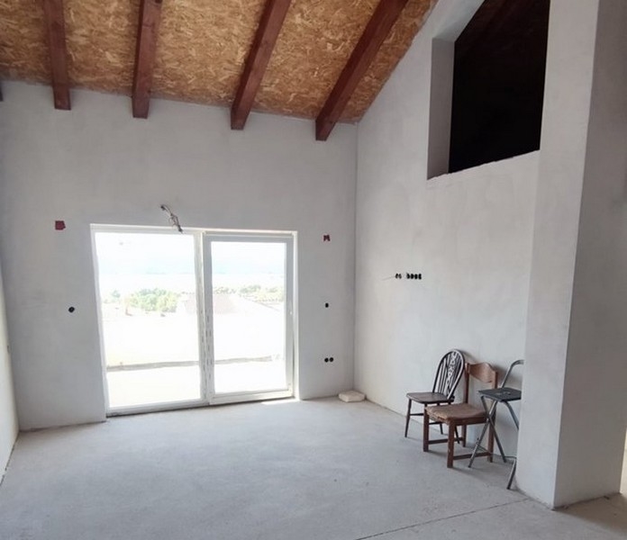 Utsikt över den ofärdiga vinden på fastigheten H2647.