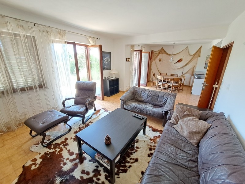 Vardagsrum på bottenvåningen av huset.