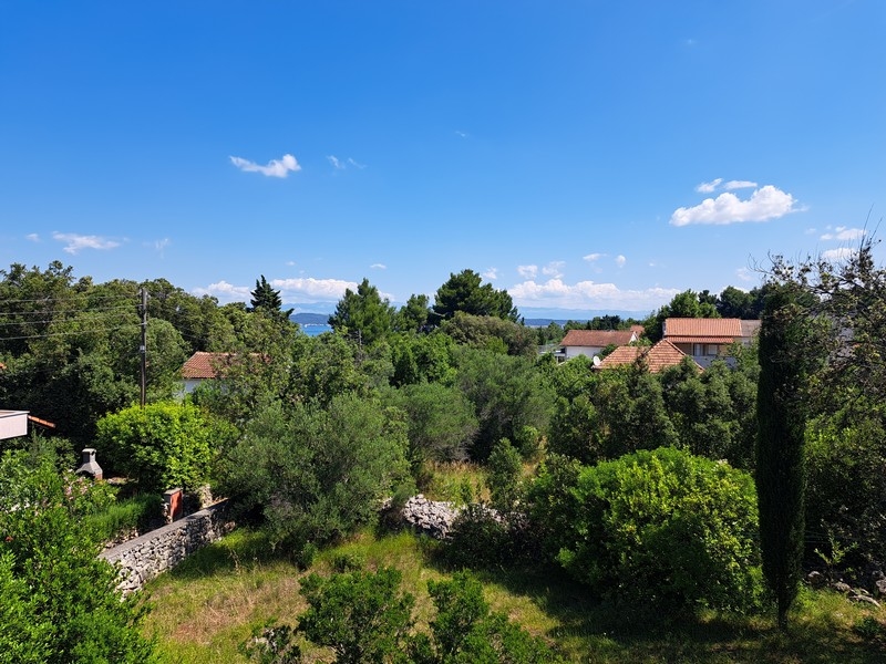Havsutsikt från den övre balkongen på huset som just nu säljs i Kroatien på Pasman.