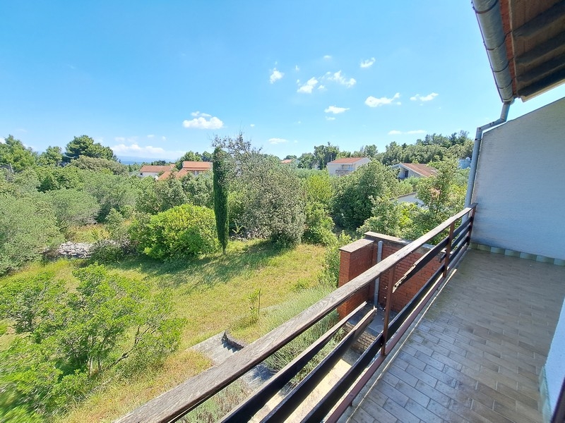 Utsikt från balkongen i det gröna till havet.