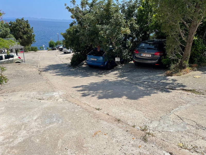 Parkeringsplats vid infarten till staden. Fastighet H2653 i Kroatien.