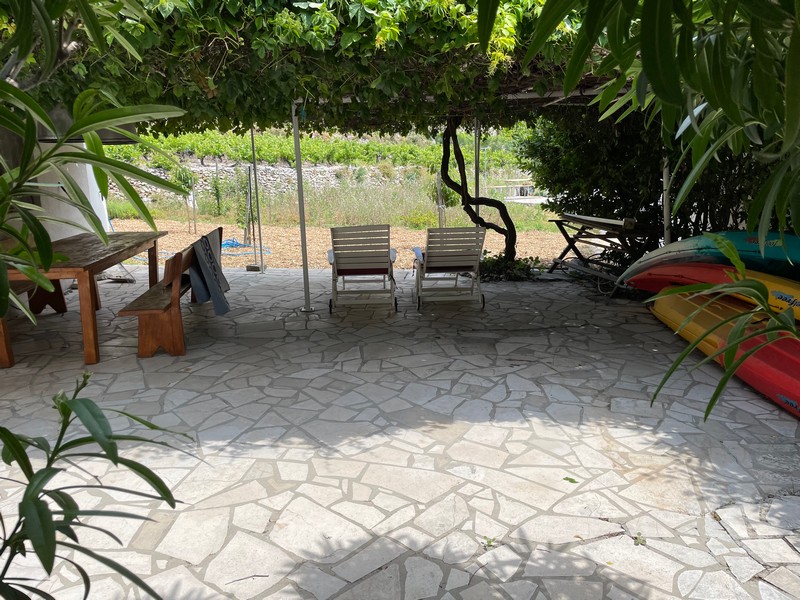 Terrass av hus H2653, som ligger i en liten kroatisk stad vid havet.