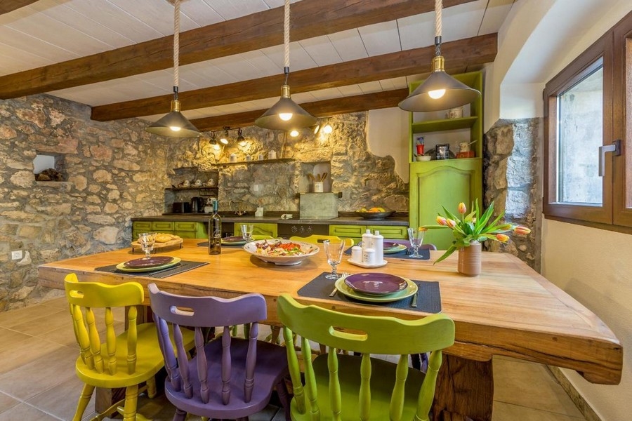 Medelhavsmatplats och utsikt över köket i lantlig stil. Panorama Scouting H2661, Kroatien.