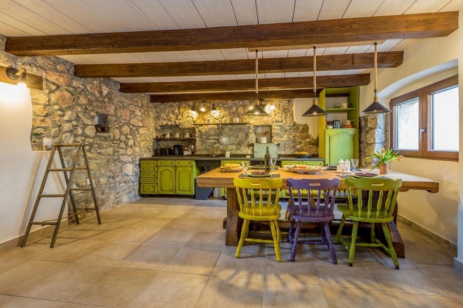 Medelhavsbottenvåningen med rustika inslag av det ursprungliga huset.