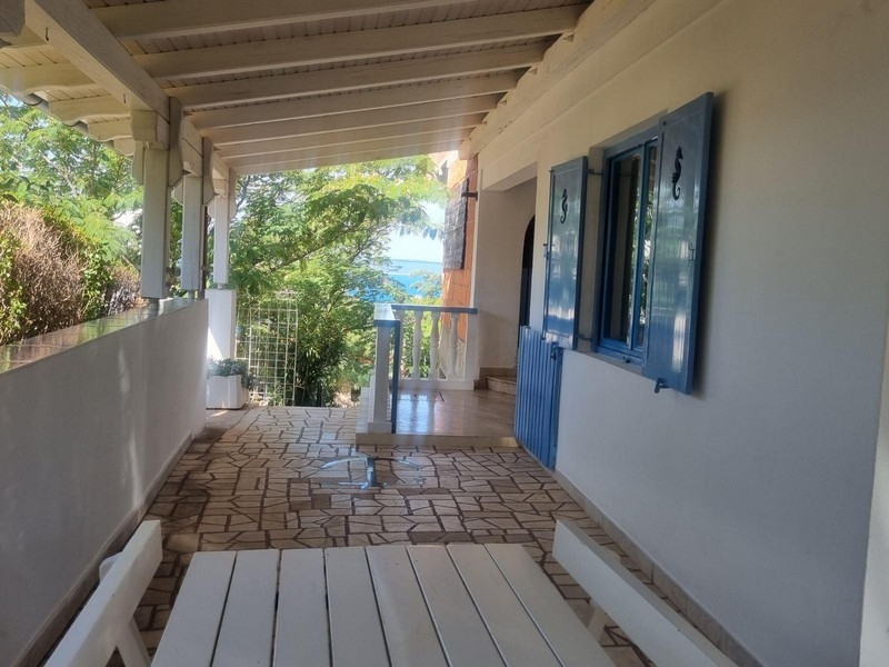 Terrass med medelhavsinslag av fastighet H2664, som är till salu i Kroatien.