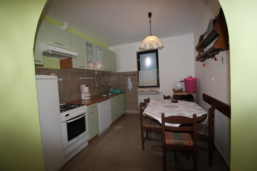 Kök och matplats i hus H2664 i Kroatien.