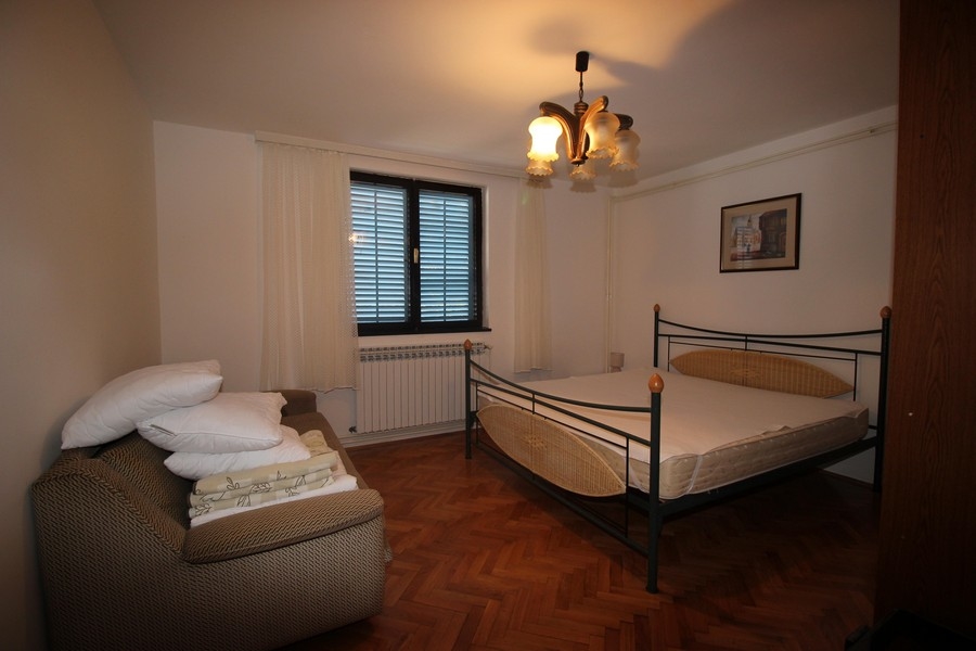 Sovrum med fönster.