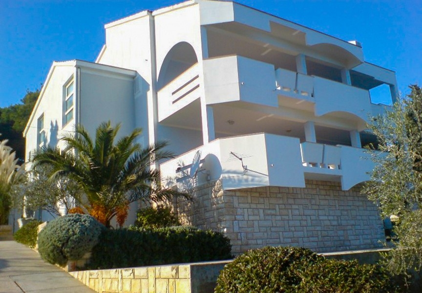 Hus med flera lägenheter vid havet, Kroatien.