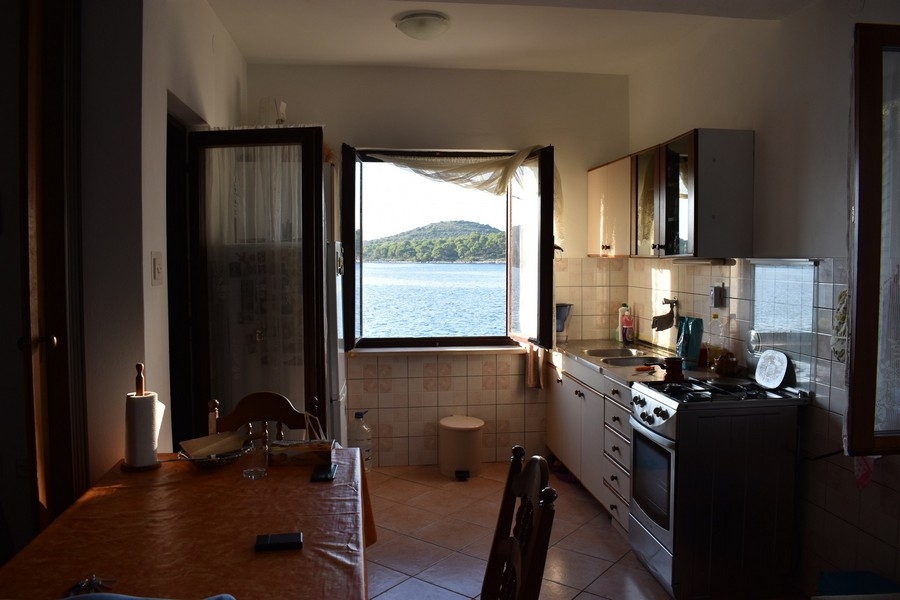 Havsutsikt från köket på fastigheten H2675 i Kroatien.