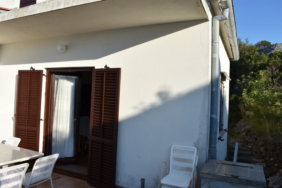 Terrass och fasad av huset på ön Iz, Kroatien.