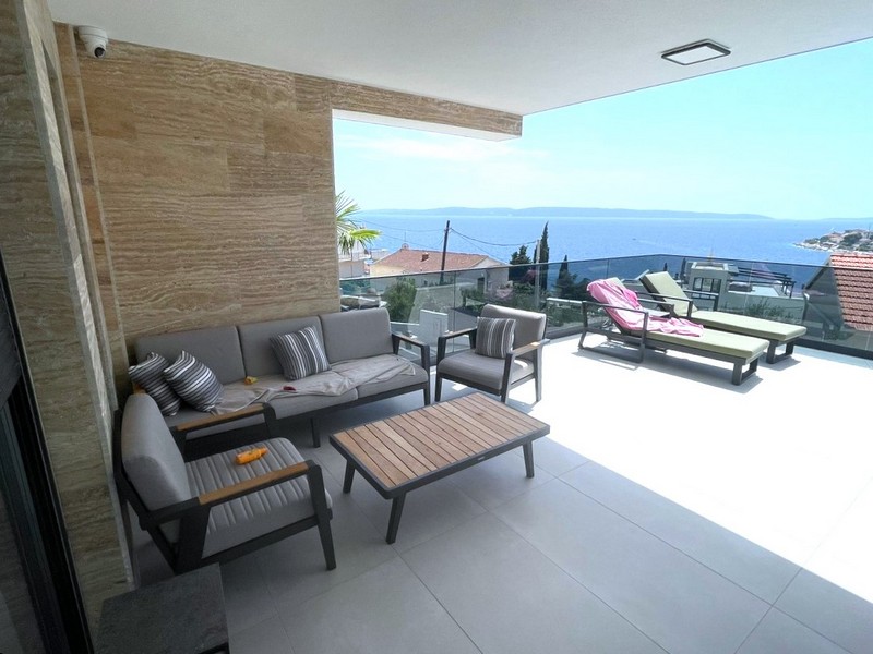 Terrass med bekväma trädgårdsmöbler i Kroatien - Panorama Scouting.