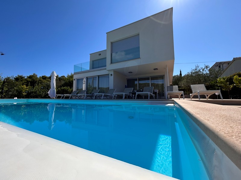 Pool av villa H2681, som är till salu i Kroatien på ön Ugljan.