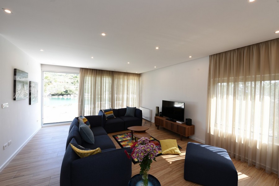 Vardagsrum med chic inredning i villans inredning.