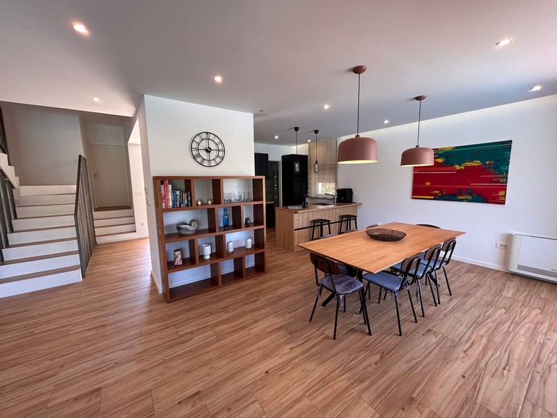 Det moderna vardagsrummet med högkvalitativa parkettgolv.