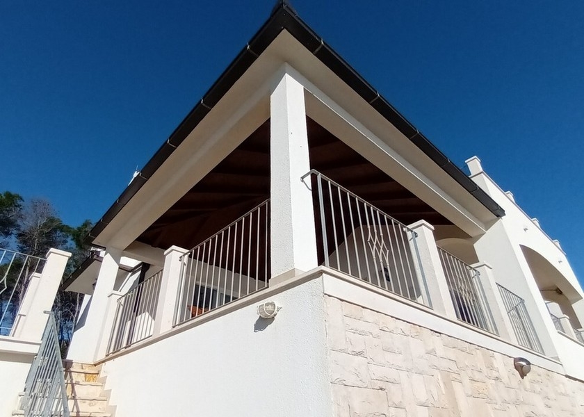 Villa H2684 på södra delen av ön Korcula - utsikt över fastighetens fasad.