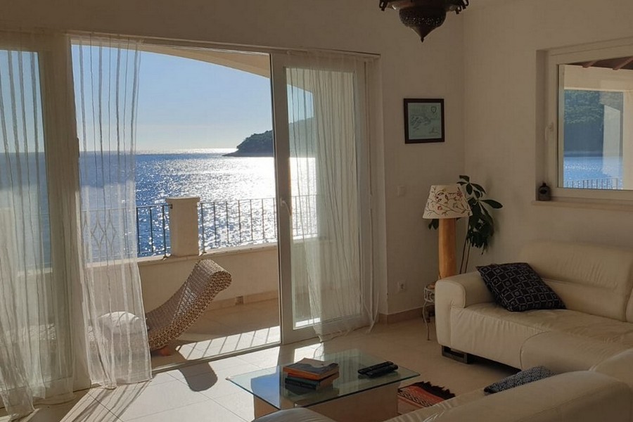 Vackert vardagsrum med underbar utsikt över havet och omgivningarna.