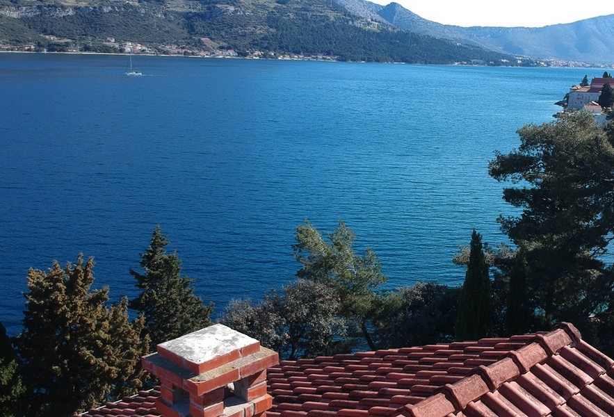 Havsutsikt från vinden i hus H2685, ön Korcula, Kroatien.