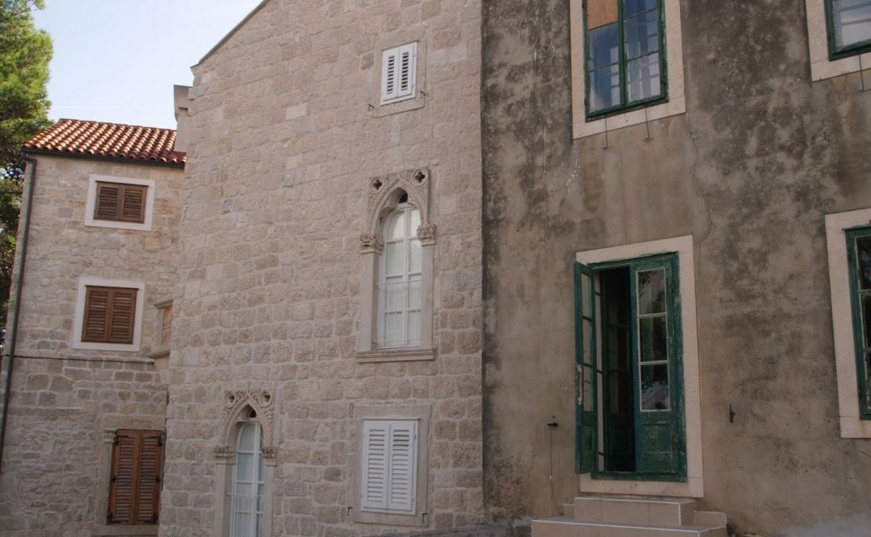 Fastigheter i gamla stan i Korcula i Kroatien.