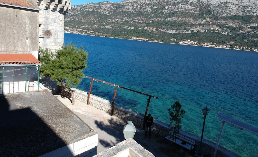 Detta historiska radhus i Kroatien ligger precis vid havet.