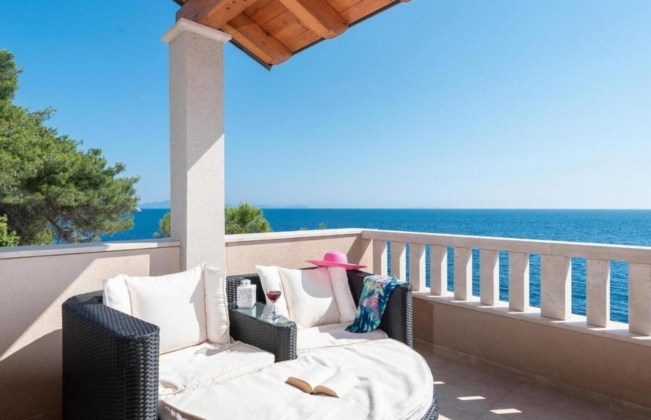 Terrass med panoramautsikt över havet i Kroatien.