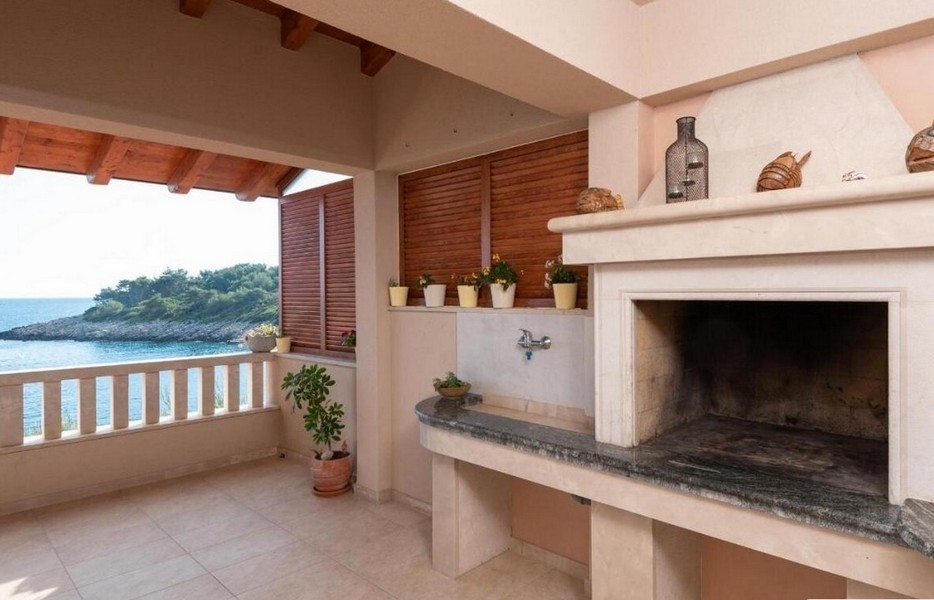 Grill av fastighet H2689 - strandnära fastigheter på Korcula i Kroatien.