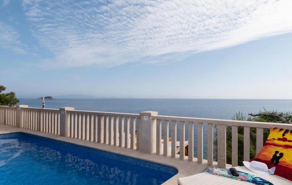 Pool och terrass precis vid havet.
